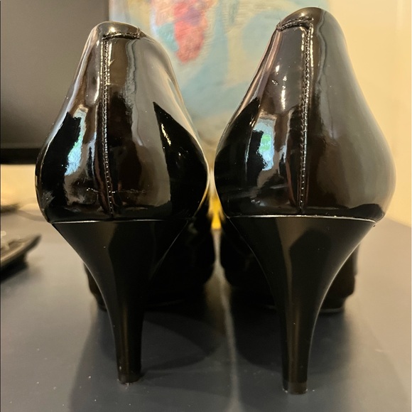 Nine West size 10 black patent peep toe heals. - Picture 3 of 5
